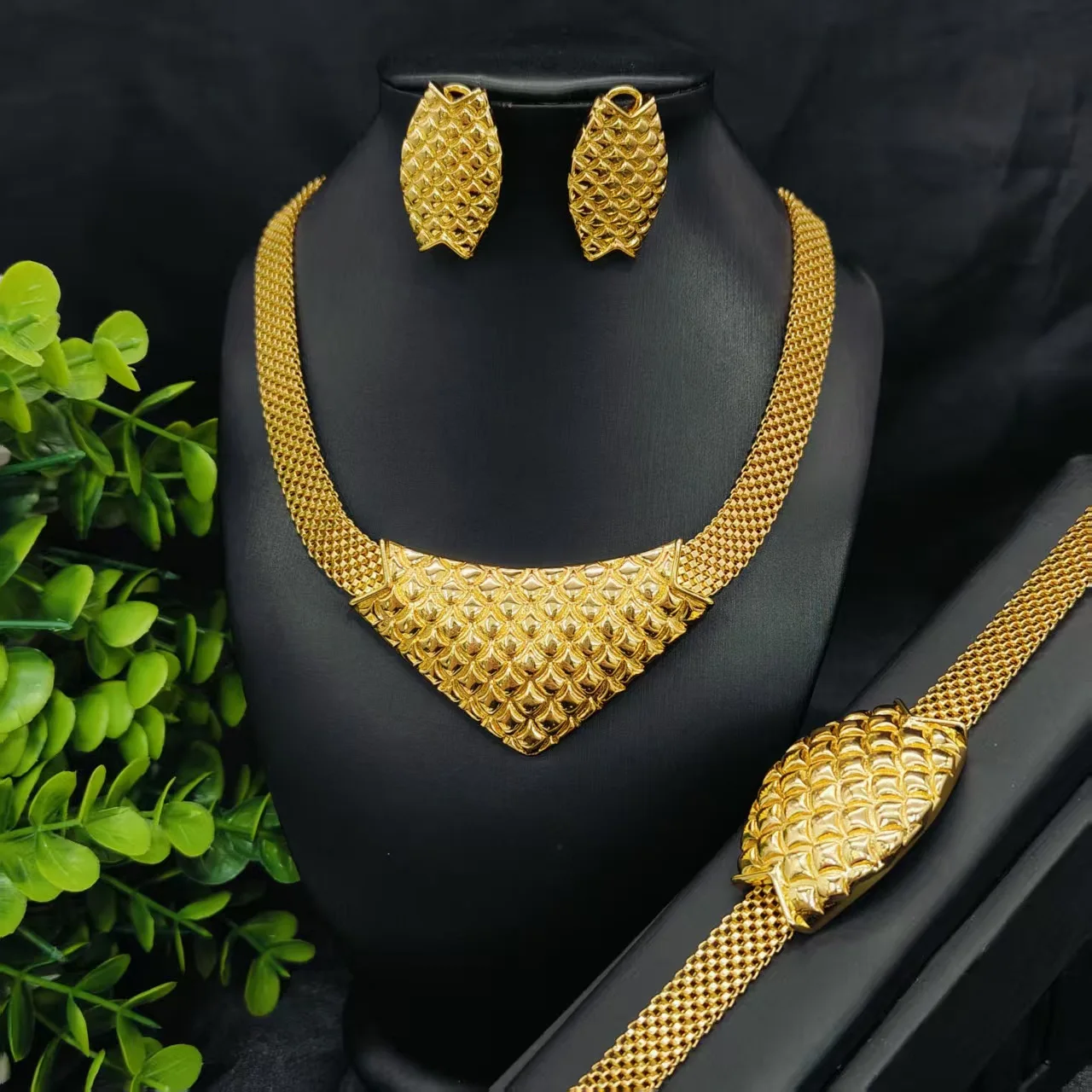 Artisans manufacture Fish Scale Necklace Earring Bracelet 3-Piece Set for women 24K Gold attaining authoritative AU999 fineness