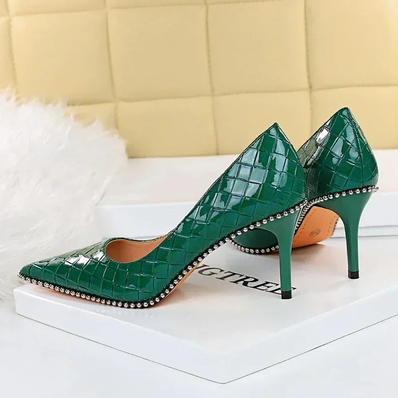 Donne 8cm 10.5cm tacchi alti Scarpin Sexy discoteca spogliarellista nudo verde pompe signora Replica rivetti con borchie tacchi medi Slip on scarpe