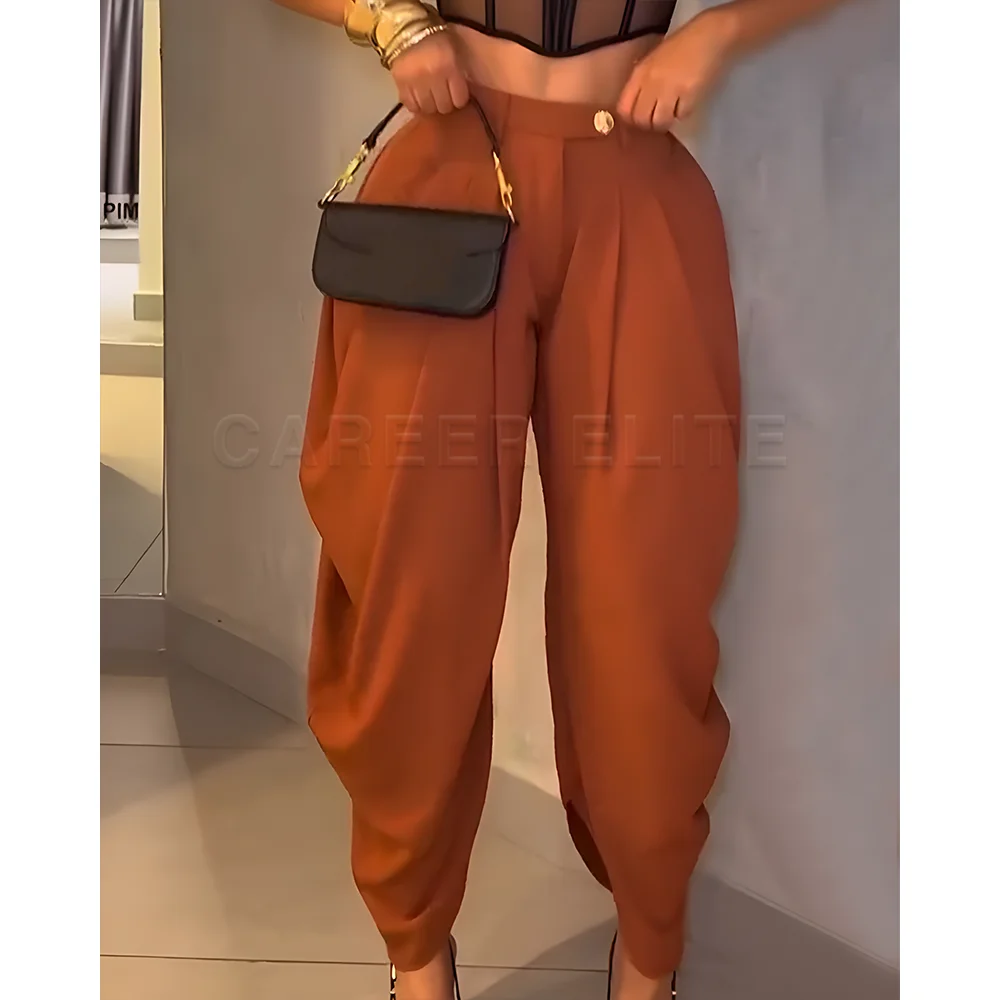 Celana Panjang Model Drop-Crotch High-Fashion, Celana Putih Chic dengan Bahan Premium, Celana Kasual Streetwear, Desain Lipit Elegan