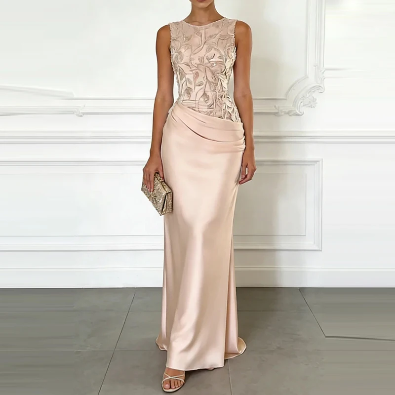 Elegantes Hochtailliertes Plissee-Kleid mit O-Ausschnitt, Ärmellos, Spitze und Satin-Einsätzen, Luxuriöses Ausgeschnittenes Figurbetontes Wickelkleid