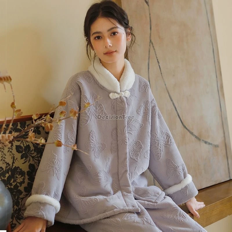 بيجامات نسائية شتوية جديدة على الطراز الصيني القديم لعام 2025 بياقة واقفة ونمط الفراشة من قماش الجاكار بأكمام طويلة ملابس منزلية دافئة من الصوف #1