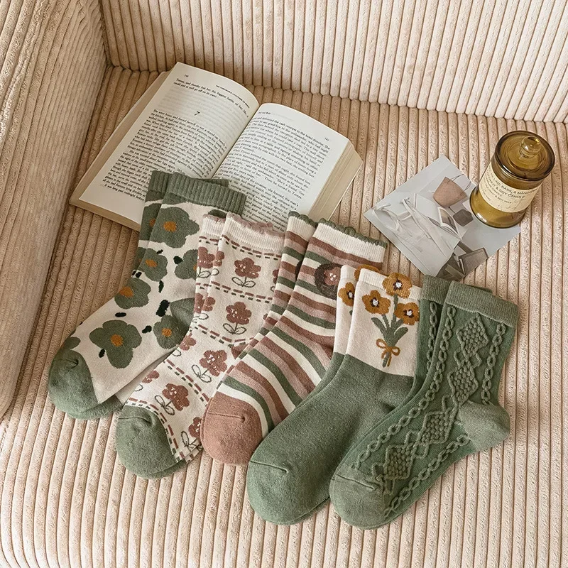 Autumn Winter Women Socks Green Cute Flower Pattern Socks Sweet Fashion Medium Tube Socks Pure Cotton Women Cute Calcetines 2024