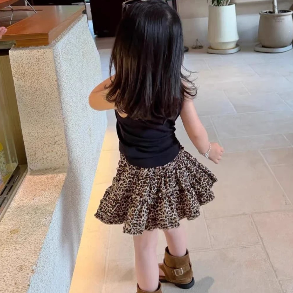 Conjunto Infantil Feminino 2026 Primavera e Verão: Novo Vestuário Coreano para Meninas, Colete com Capuz e Saia Rodada com Estampa de Leopardo (Conjunto de Duas Peças)