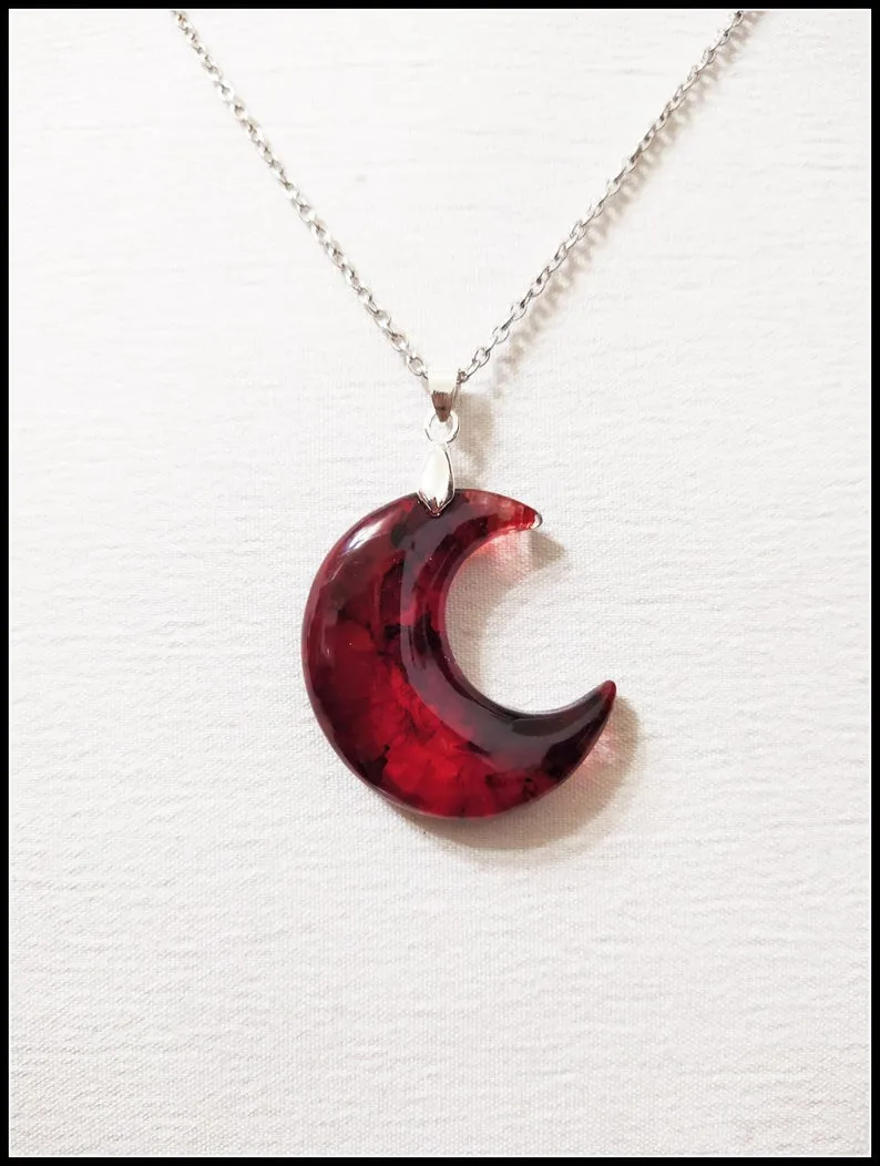 Collar de luna creciente hecho a mano con efecto de sangre, joyería gótica espiritual, joya de declaración, pagana Wicca