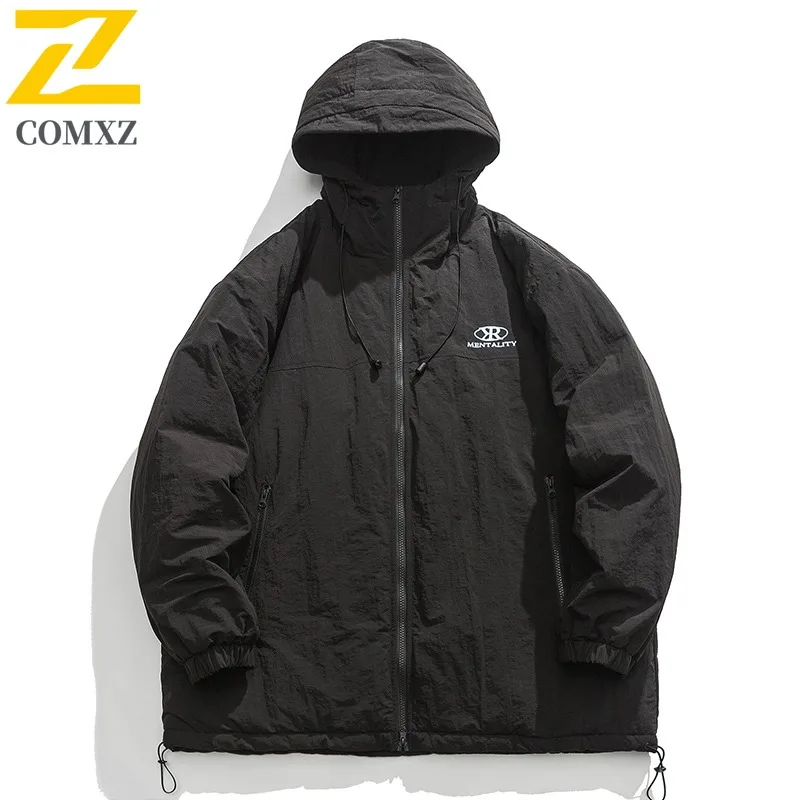 เสื้อแจ็คเก็ตผ้าฝ้ายผู้ชาย COMXZ รุ่นฤดูใบไม้ร่วง-ฤดูหนาว 2025 สไตล์ลำลองแบบพาร์ก้า มีฮู้ดหนา กันน้ำ กันลม เหมาะสำหรับใส่เดินเที่ยวกลางแจ้ง
