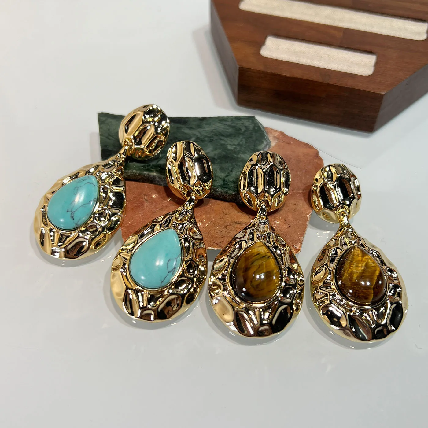 

Винтажные серьги-капли в стиле ретро XVIII века с натуральным бирюзовым камнем и тигровым глазом в массивной оправе, для дропшиппинга