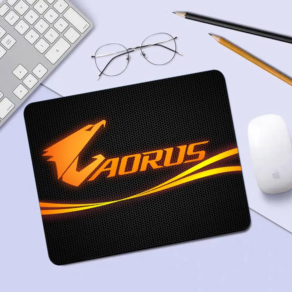 لوحة ماوس جميلة من GIGABYTE AORUS لوحة ماوس للألعاب لوحة ماوس صغيرة لألعاب الكمبيوتر المكتبي لتزيين سطح المكتب حصيرة ماوس المكتب #6