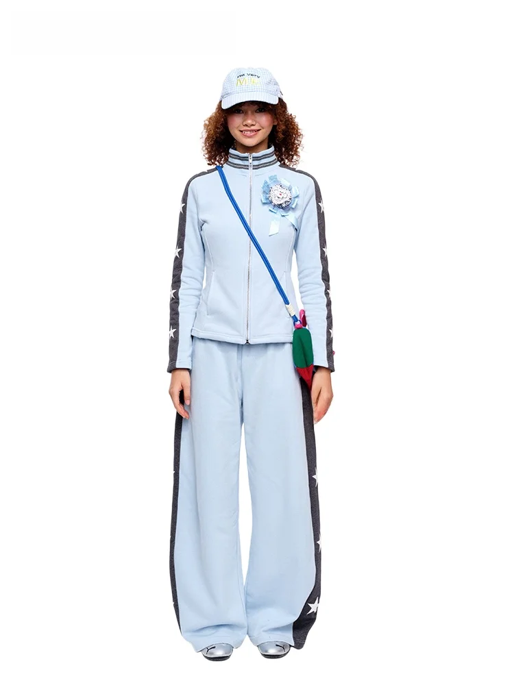 

Комплект MOF Girl Blue: свитшот и брюки с пэчворком и звездами, повседневный свободный крой, осенняя коллекция, модный наряд из двух предметов