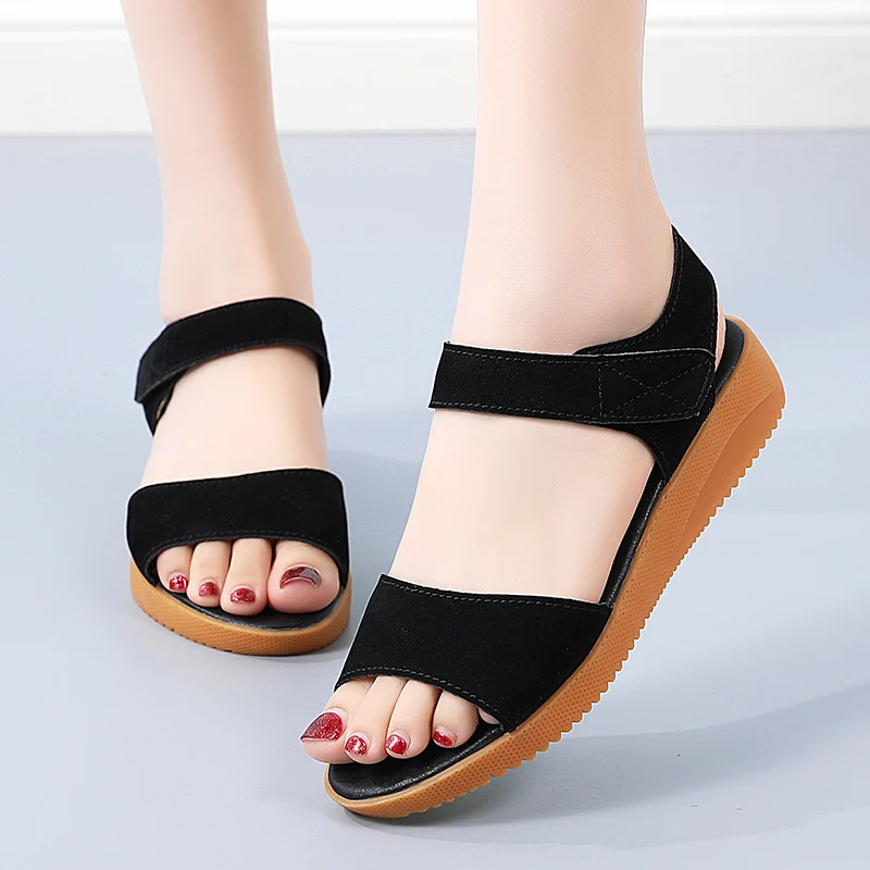 Frauen Gladiator Sandalen Split Leder Sommerschuhe Frau aushöhlen flache Sandalen Damen lässig weichen Boden weibliche Strands andale