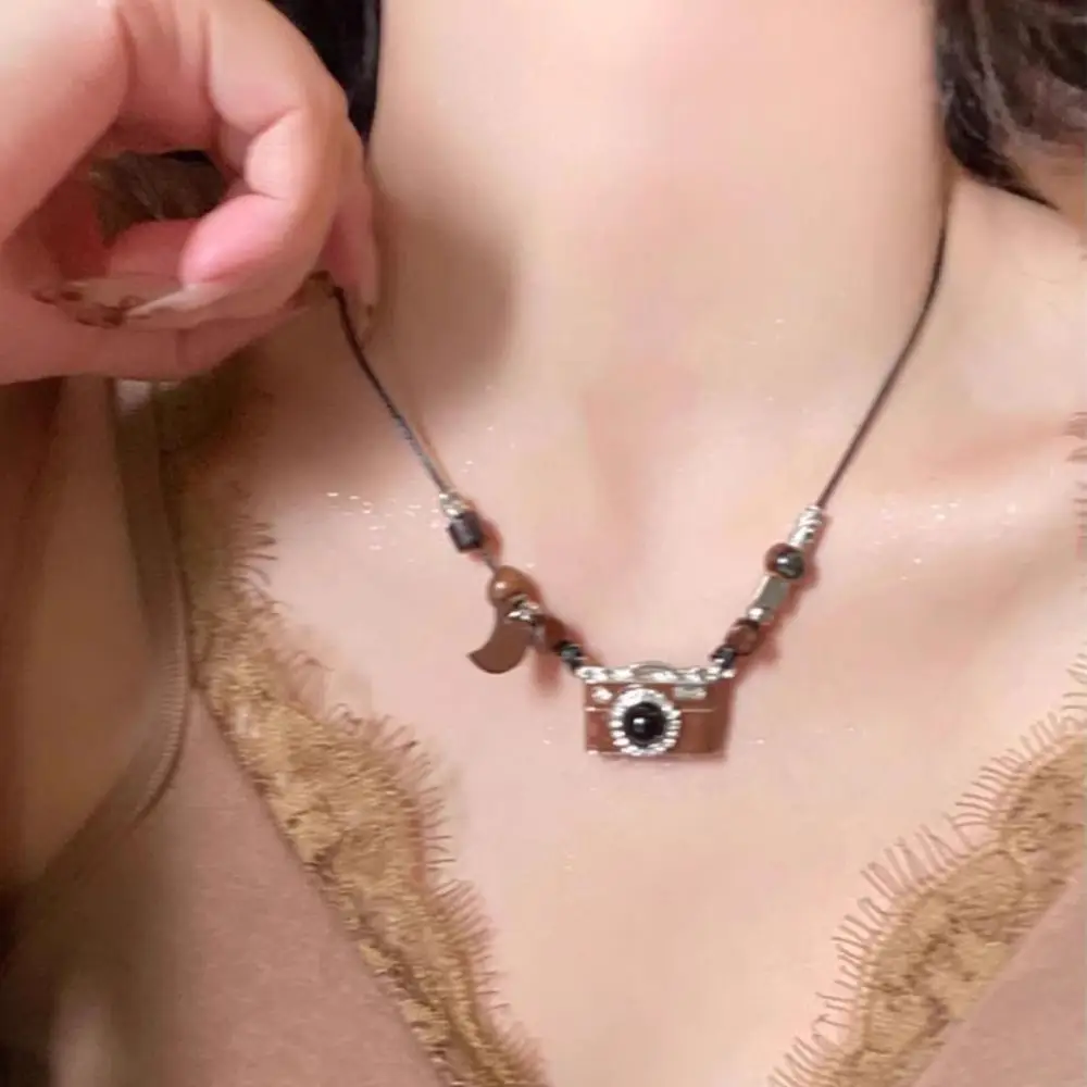 Vintage Brown Camera Pendant Necklace Retro Khaki Hip-Hop Sweater Necklace Unique Luxury Style Fashion Accessories