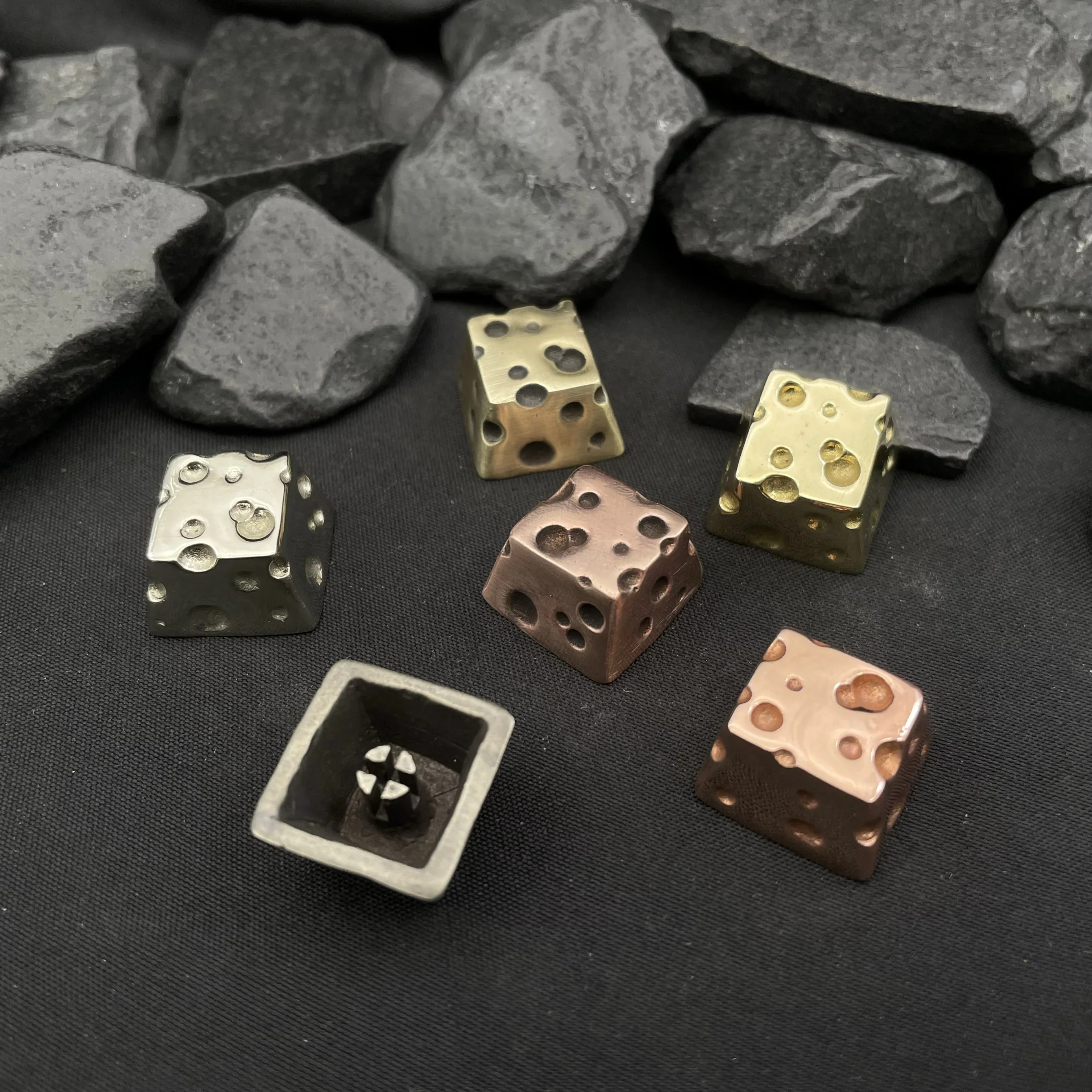 

Pure copper personalized dark wind three-color cheese keycap personalized creative cross shaft cheese mechanical keyboard specia