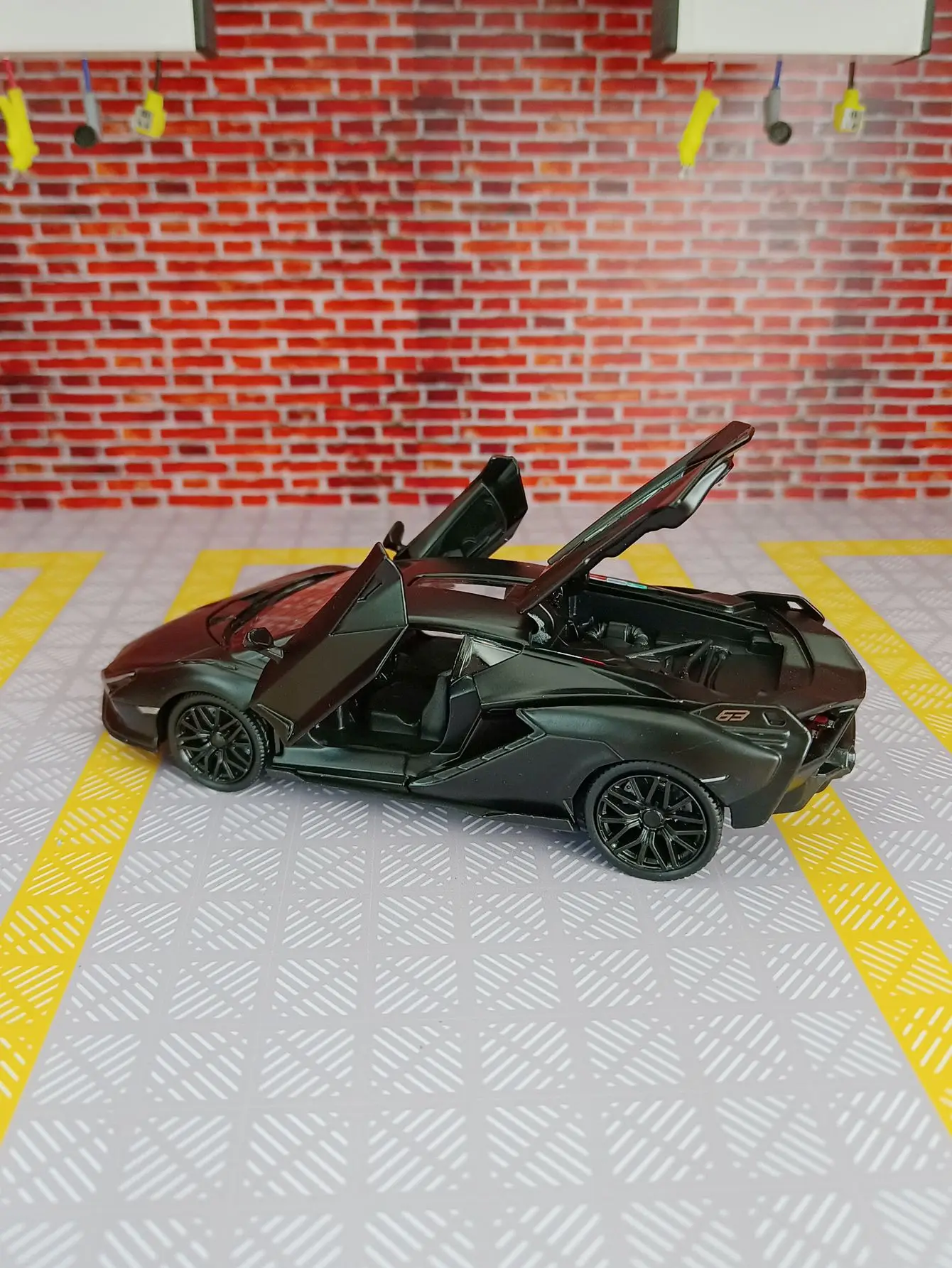 1:32 لامبورغيني سبيكة سوبر سيارة رياضية نموذج باب السيارة يمكن فتح سيارة لعبة للأطفال مع وظائف الصوت والإضاءة المحاكاة