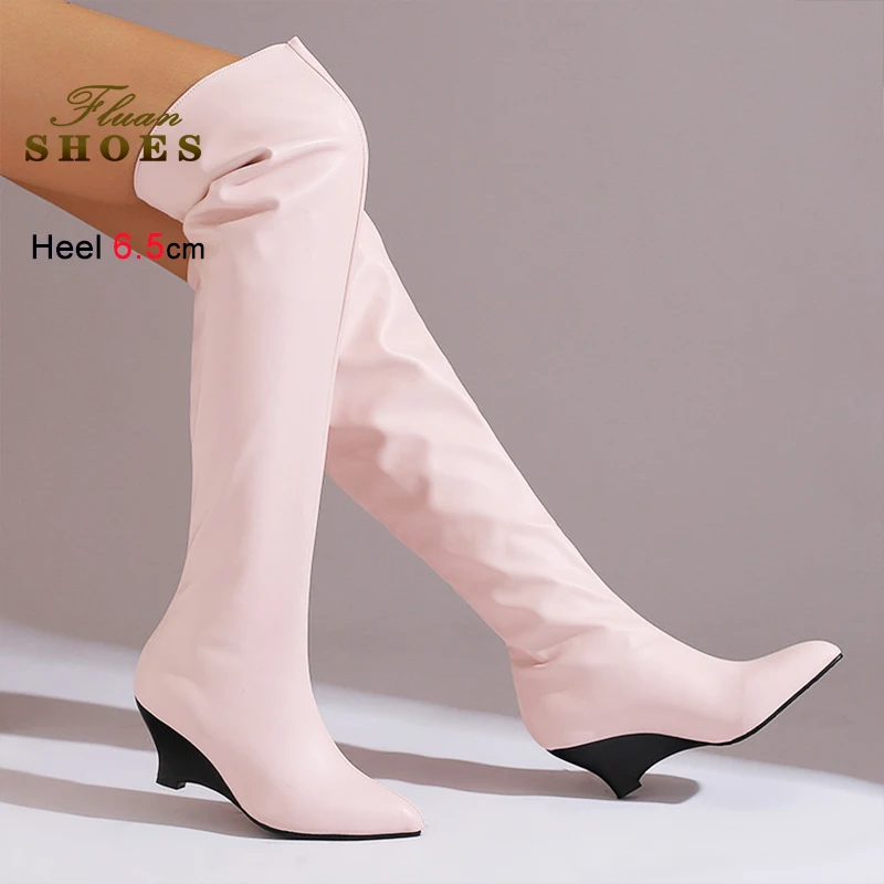 

Розовые женские осенне-зимние туфли до бедра на танкетке 6,5 см с острым носком, модные сапоги выше колена большого размера в Европе и Америке