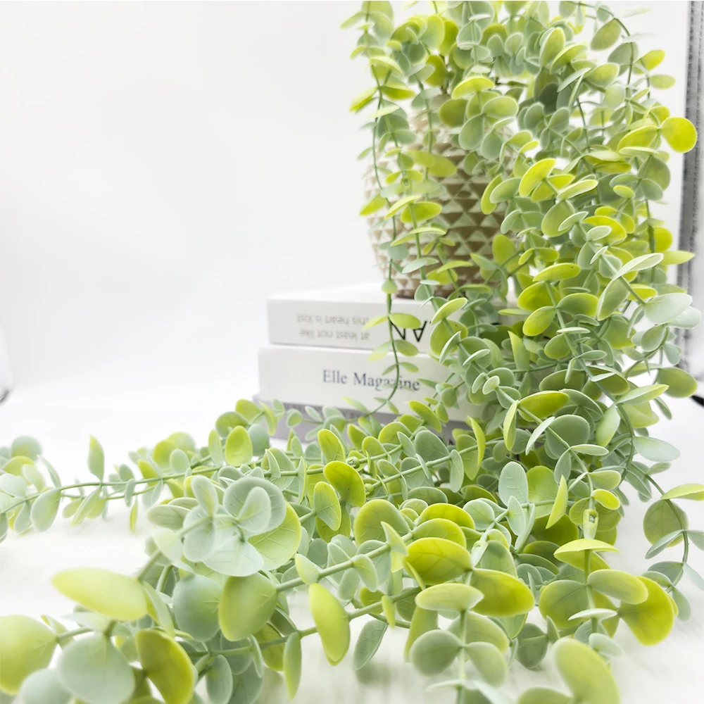 نبات الأوكالبتوس الاصطناعي المعلق مع لون متدرج يترك في وعاء محاكاة زائدة النبات لديكور المنزل الداخلي والخارجي