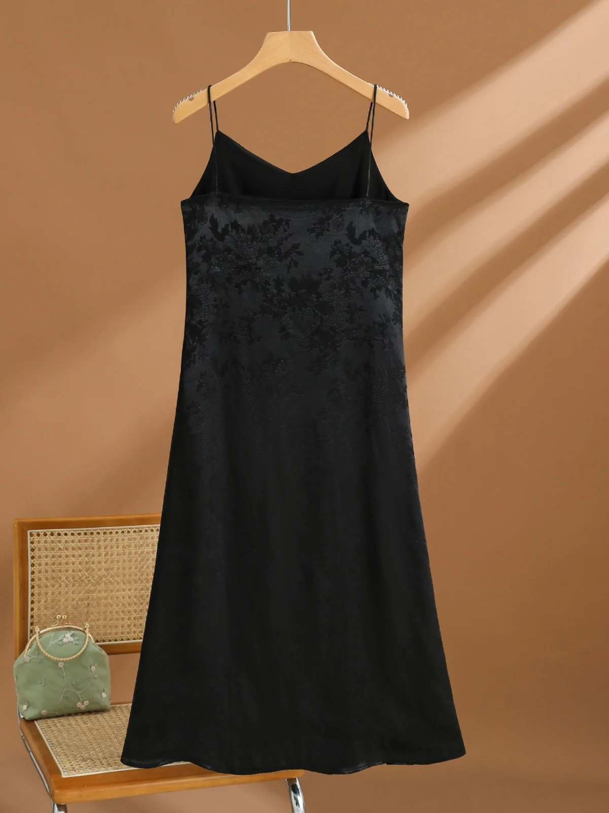 Robe longue trapèze en Satin et acétate chinois brodé, avec fermeture éclair latérale, avec sangle, nouvelle collection été 2024