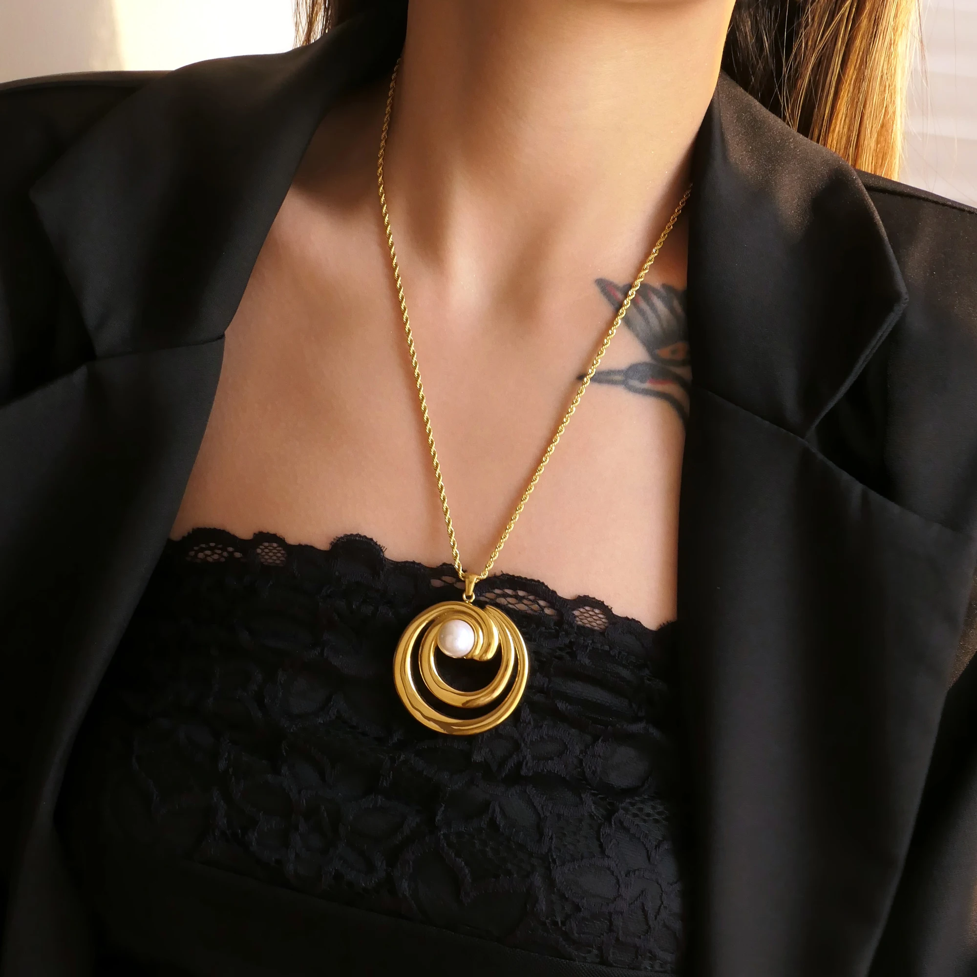 DASEIN New Vintage Gothic Swirl Pearl Pendant Necklace Stainless Steel 18k Pvd Gold Plated Fashion Women Jewelry Accessories