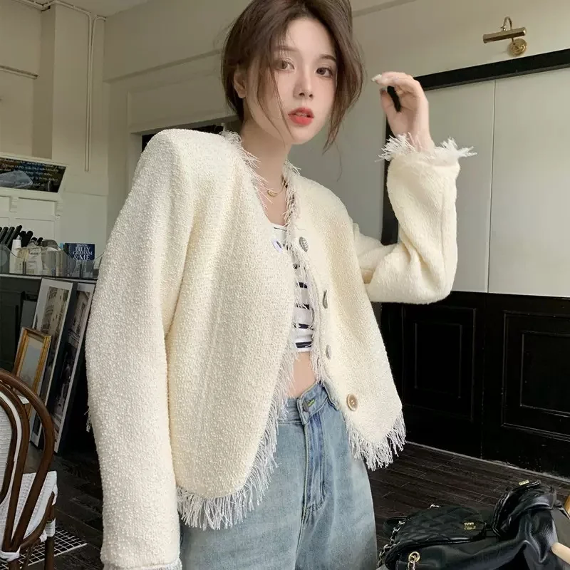 Xiangfeng Short Coat 2024 Spring Autumn French High end Celebrity Style Personalized Button Tassel Knitted Cardigan for Women SW
