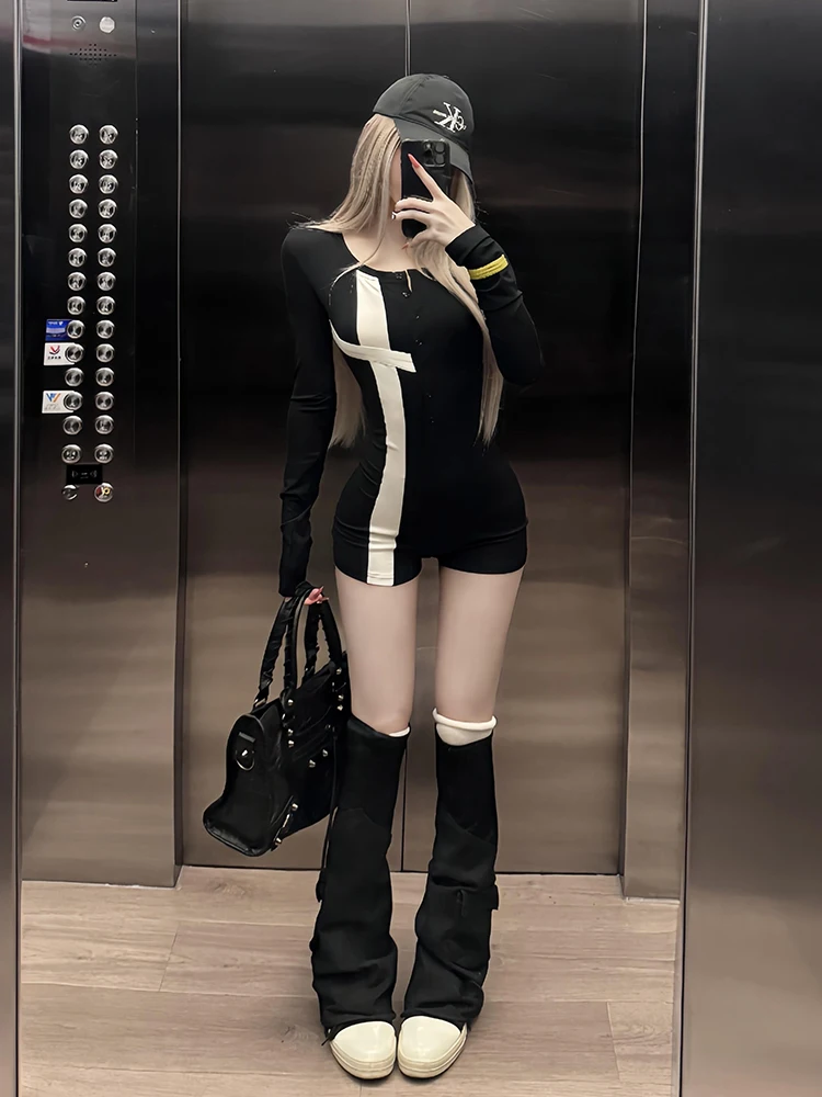 ชุดรอมเปอร์ผู้หญิงลายพิมพ์ไขว้สไตล์เรโทรกอธิก แขนยาว คอวี ติดกระดุม ชุดบอดี้สูทขาสั้น จั๊มพ์สูท สไตล์ดาร์กพังก์