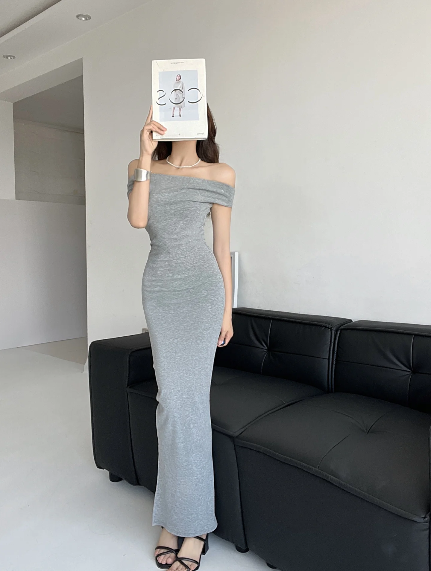 กระโปรงทรงเอไลน์เอวสูงแบบไม่สมมาตร โชว์ไหล่ข้างเดียว ทรงเข้ารูป ผ่าข้าง ความยาวปานกลาง สำหรับผู้หญิง