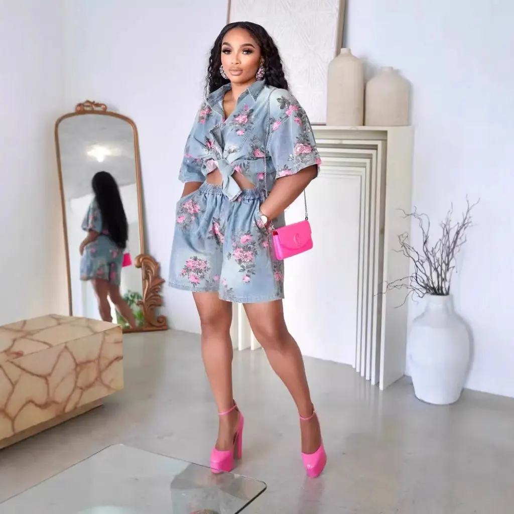

Ins Retro Fashion Denim Suit for Women with Old Flower Shirt And Stylish Waist Shorts Niche Design Sense Set