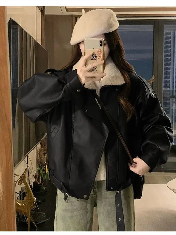 

Стильная кожаная куртка с подкладкой из овечьей шерсти, мотоциклетный стиль, модный воротник в гонконгском стиле, короткая верхняя одежда, осенне-зимняя утепленная теплая женская куртка