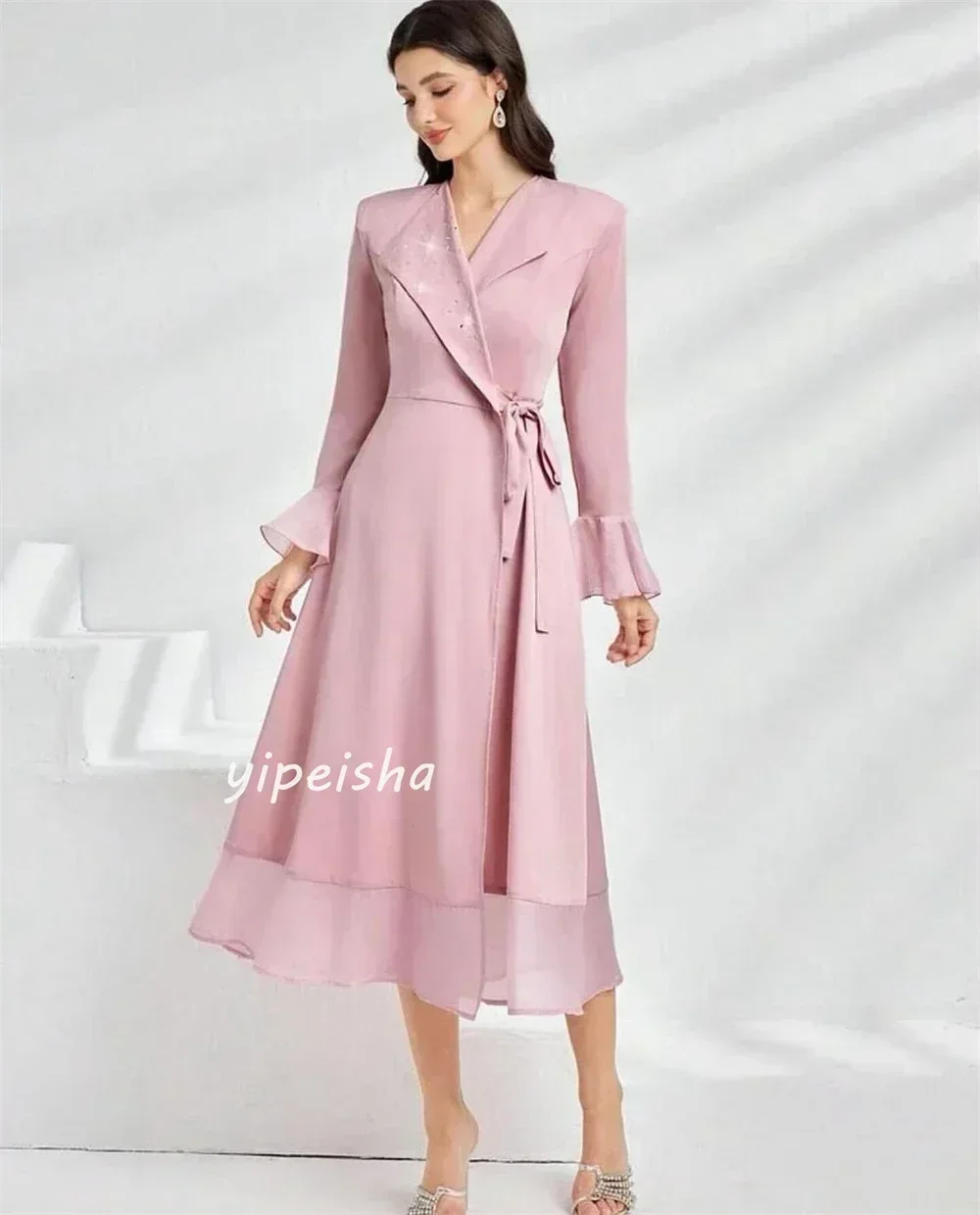 Op maat gemaakte jersey strass ruches feest A-lijn V-hals op maat gemaakte gelegenheidsjurk midi-jurken