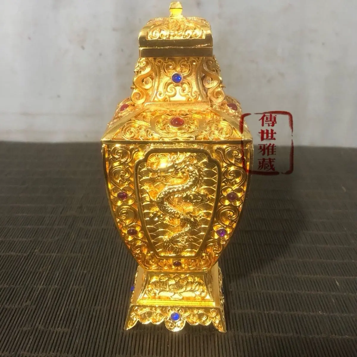 Geometric dragon pattern inlaid with colorful gold and jade flower vase decoration, filled with objects of gold and jad