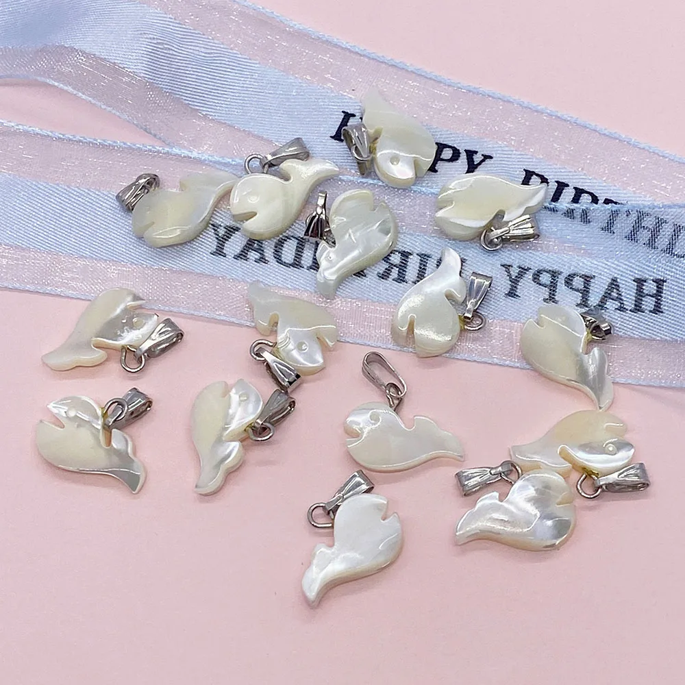 

Exquisite Natural Seawater Shell Polished and Carved Whale-shaped Single-hole Pendant with Lobster Clasp DIY Charms Accessories