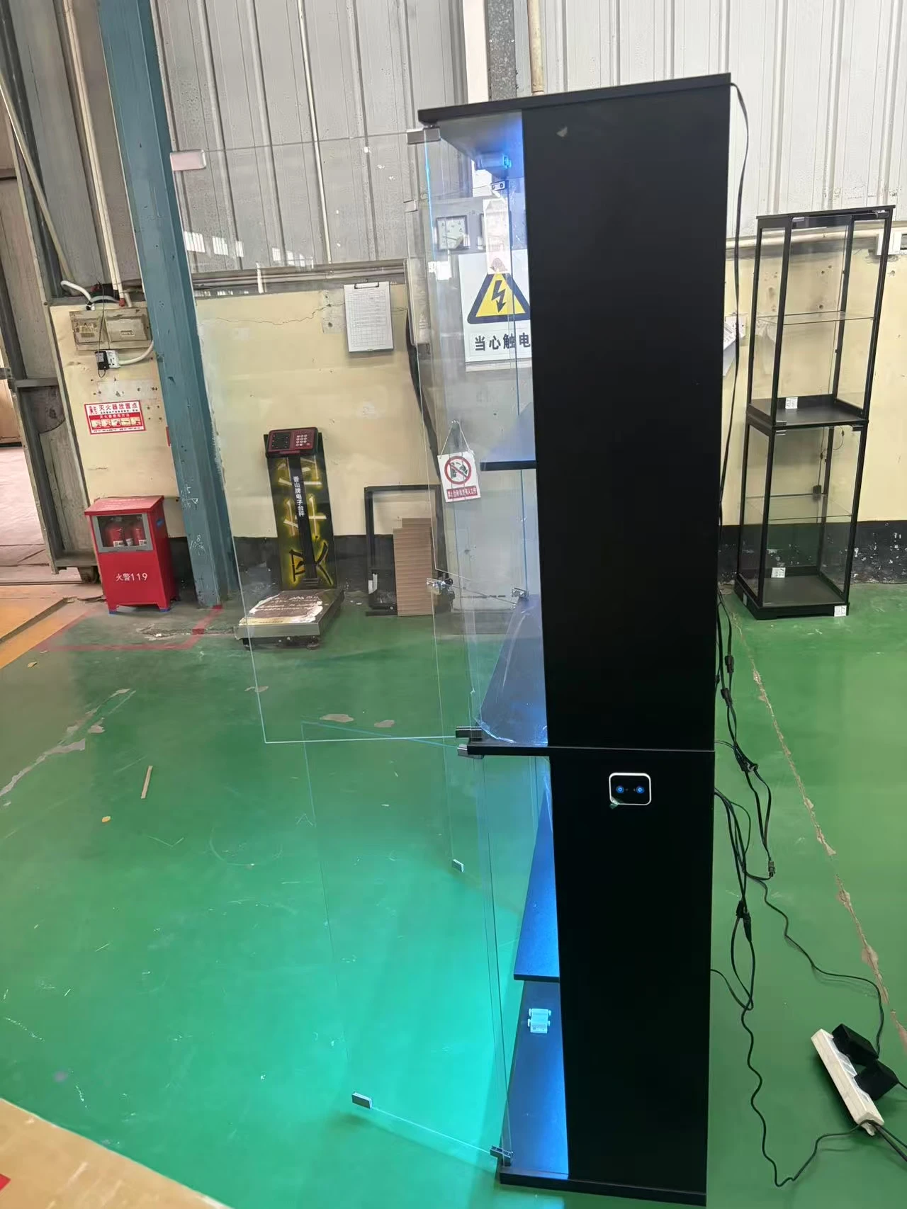 خزانة عرض JDPAG بأبواب زجاجية، خزانة تحف 66 بوصة مع رف قابل للتعديل وقابل للقفل، خزانة كتب من 4 طبقات مع 3 أضواء ملونة #4