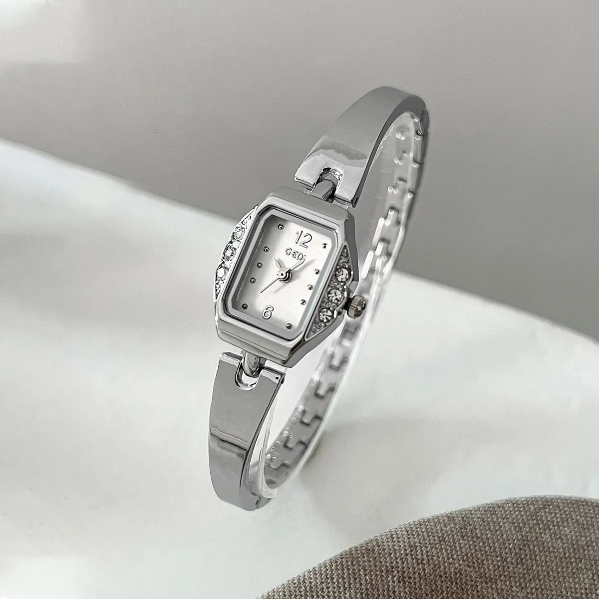 ساعة كوارتز نسائية جديدة ذات وجه مربع، تصميم راقي وبسيط وأنيق، ساعة نسائية متعددة الاستخدامات، هدية عملية للنساء.