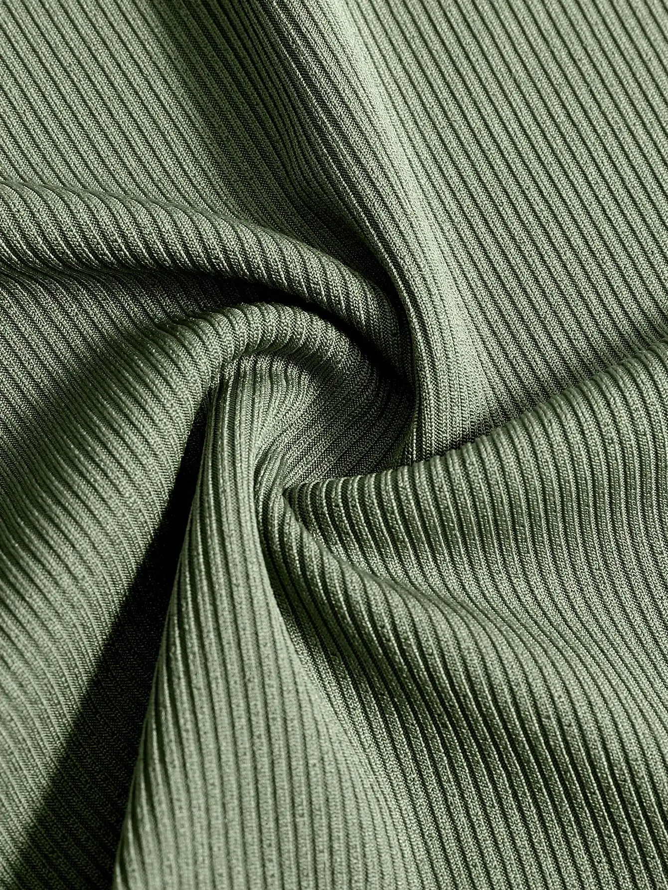 Dames set in saliegroen met geribbelde stof, bestaande uit een asymmetrisch topje en een lange rok, casual outfit voor de herfst