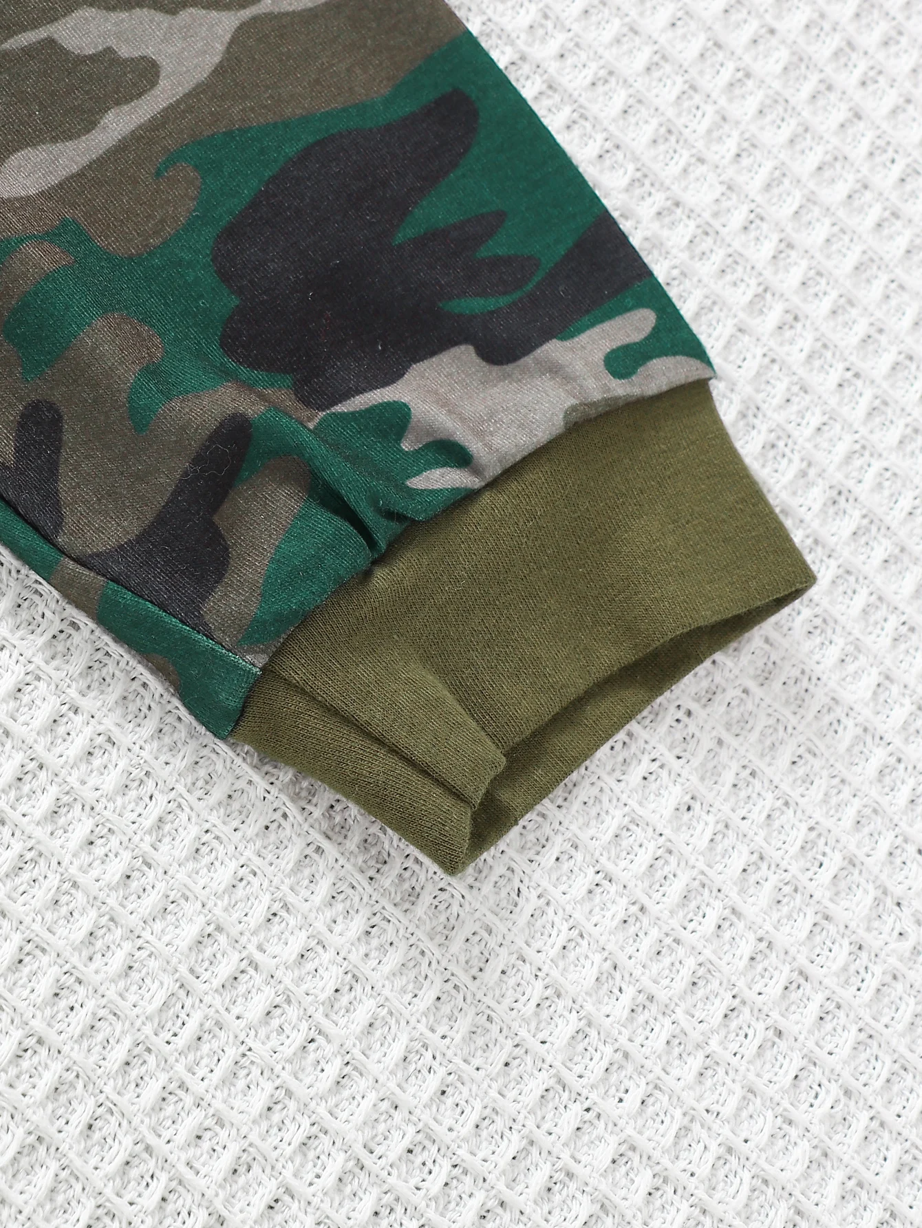 طقم مكون من 3 قطع: بدلة كاجوال مثلثة مطبوعة بأحرف + بنطال طويل مموه + قبعة للربيع والخريف