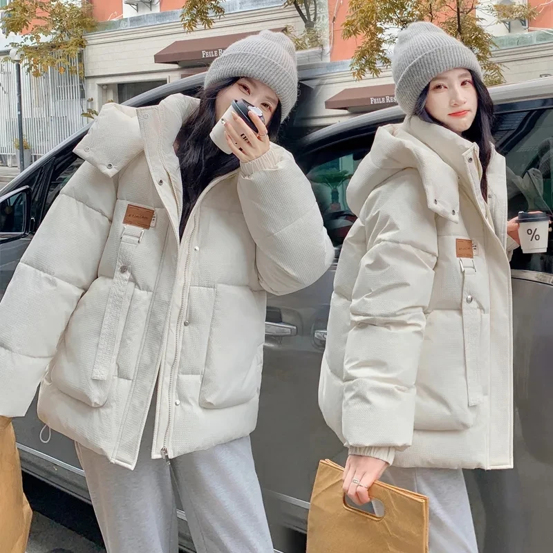 2025 Winter Nieuwe Vrouwen Korte Parka Jas Mode Losse Katoenen Jas Met Capuchon Vrouwen Plus Size 3xl Katoenen Kleding Winter Uitloper