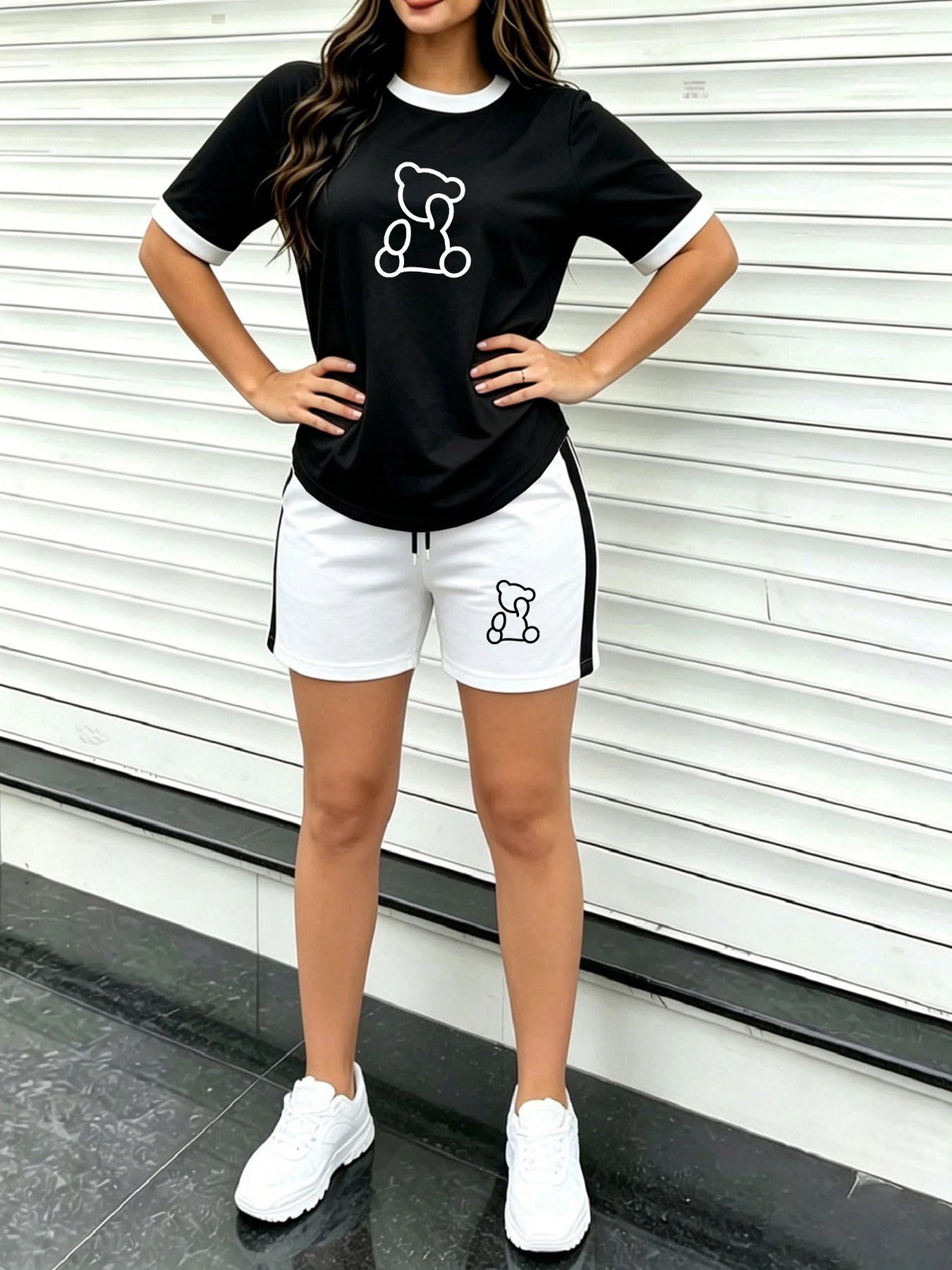 Gentle and Healing Women's Short-Sleeve Shorts Set, Simple Cartoon Bear Print on the Back, Color-Blocked Round-Neck Short-Sleeve T-Shirt, Side-Striped Shorts Two-Piece Set, Loose Fit for Daily Home and Outing Wear, Home Relaxation Outfit, Summer Casual Women's Wear