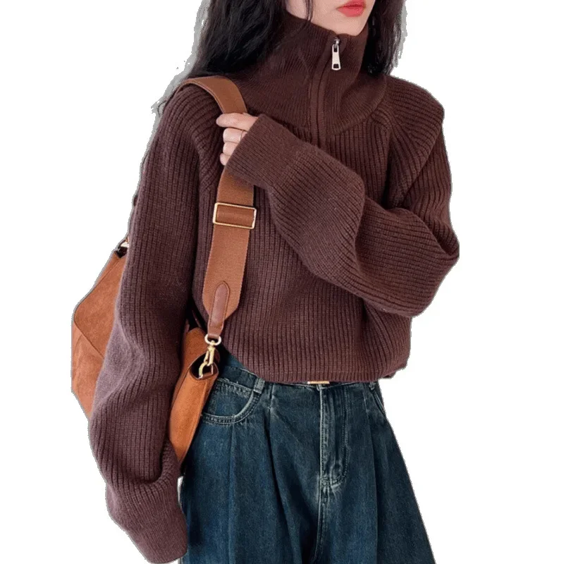 سترة محبوكة قصيرة حمراء سميكة للنساء نصف ياقة عالية وسحاب تصميم ربيع جديد فضفاض مناسب عالي الخصر Mmao تريكو