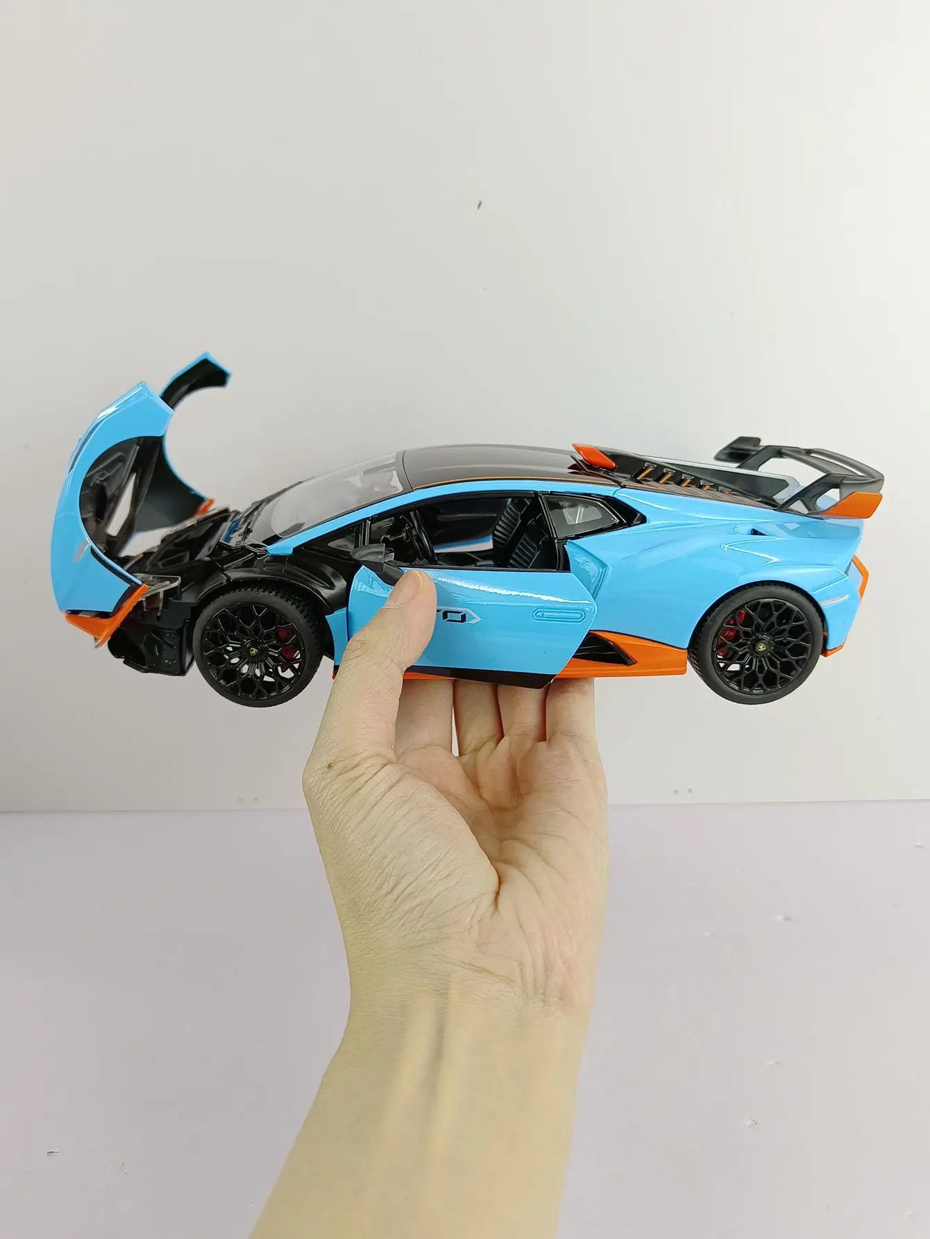 1:18 Lamborghini Huracan STO sports car High Simulation Diecast Car Metal Alloy Model Car Children\'s toys collection gifts