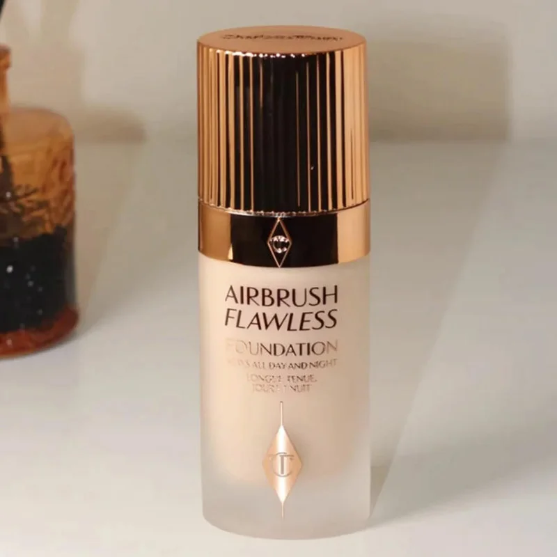 

Тональный крем Charlotte Tilbury Focus Foundation с легкой водной текстурой, стойкий консилер, база под макияж для жирной кожи с контролем жирности.