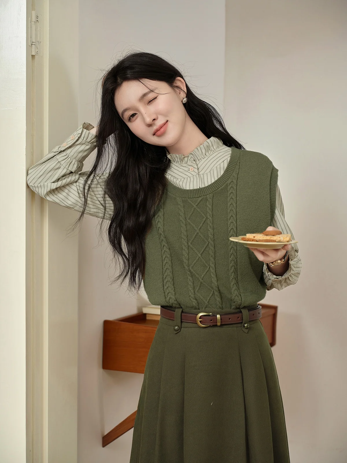 

South Deer Ladies Knitted Moss Vest 2025 New Autumn Winter irt Layering Vest round Ne Pure Color Commute Sle