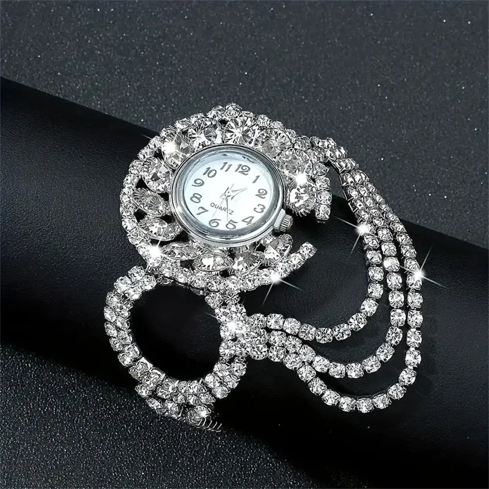 A stylish zinc alloy strap with charming round quartz women's watch with amphibole decoration without chronograph function, an e