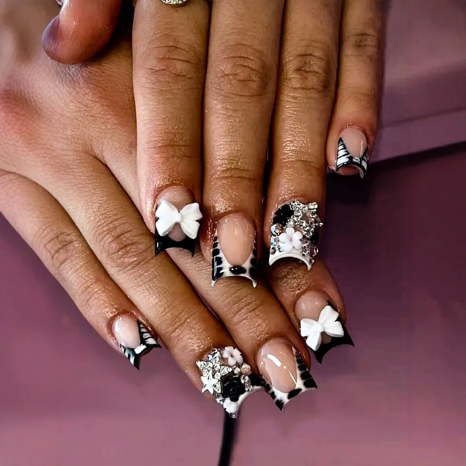 24 piezas uñas postizas rosas nude cortas de pico de pato con estampado de leopardo, moños 3D, mariposas y cerezas 4