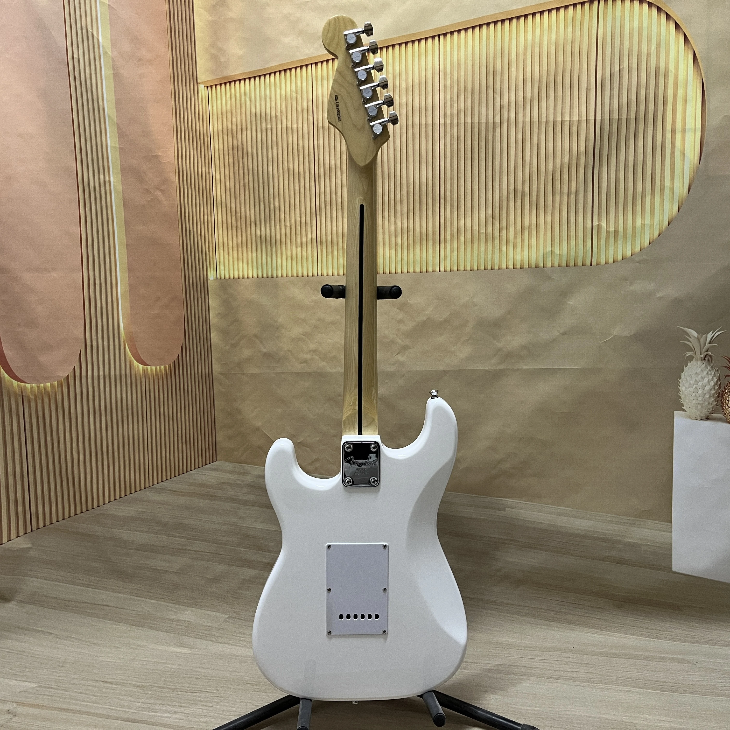 جيتار كهربائي ST، أجهزة كروم، لوحة أصابع خشب القيقب، جسم الزيزفون، التقاطات SSH، 6 أوتار