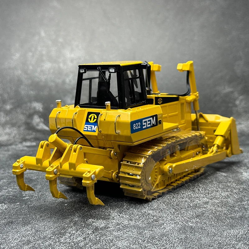 SHANTUI  1/35  SEM822 Mountain bulldozer mountain push mechanical alloy engineering car model static display birthday gift to fr