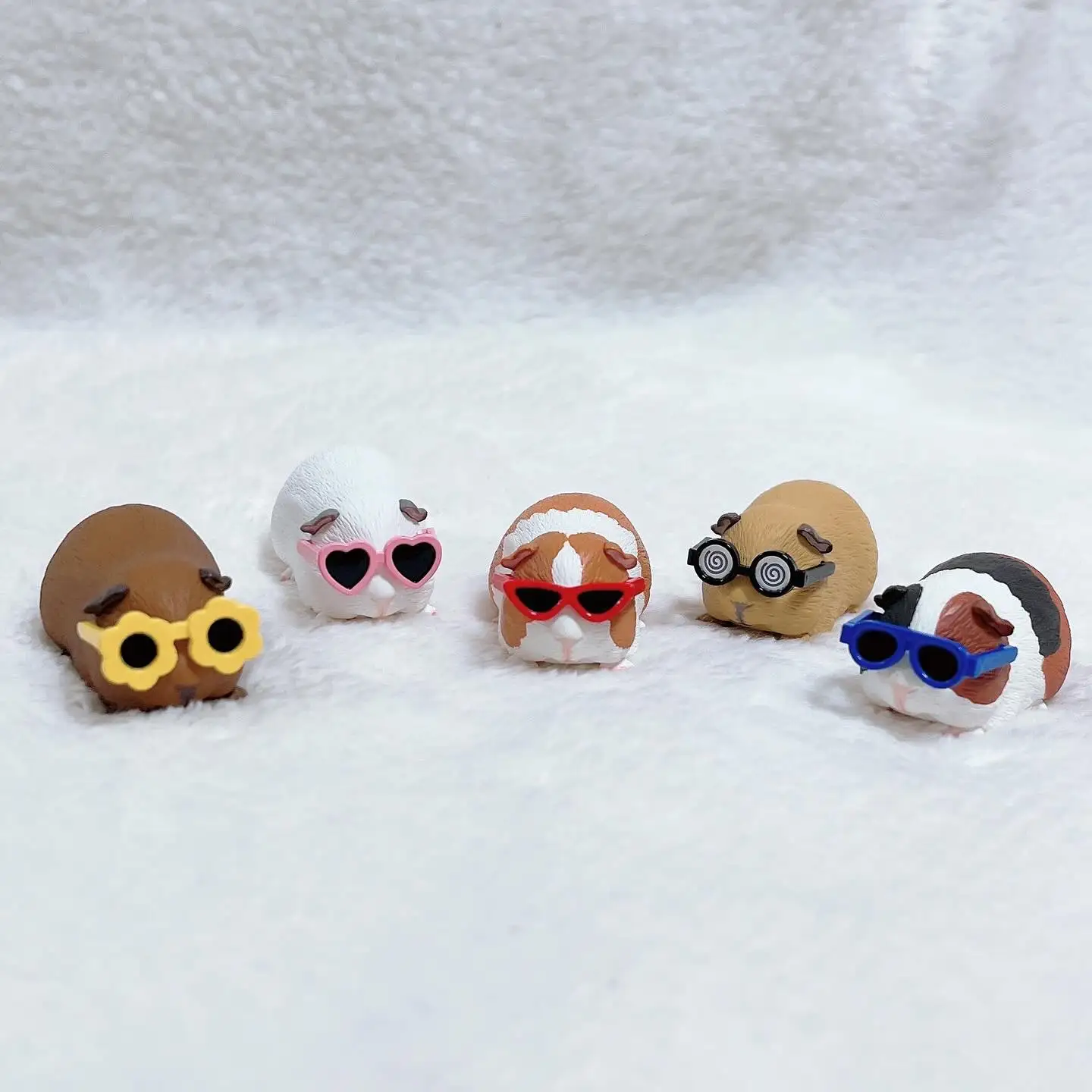 오리지널 캡슐 토이 귀엽고 멋진 둥근 뚱뚱이 햄스터 검은 눈 기니피그 움직이는 선글라스 착용 캐비 미니어처 장식 피규어