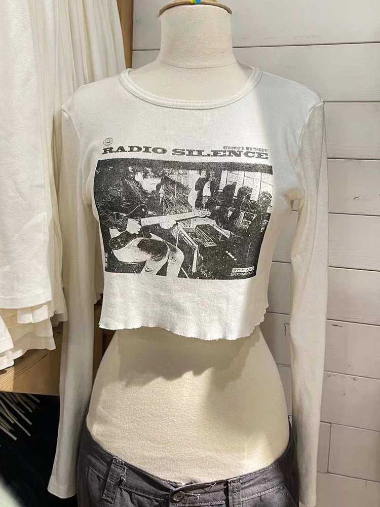 تي شيرت ضيق مطبوع عليه جيتار عتيق من القطن الأبيض برقبة دائرية للخريف وأكمام طويلة تي شيرت نسائي كلاسيكي ملابس الشارع الشهير تي شيرت غير رسمي Y2k