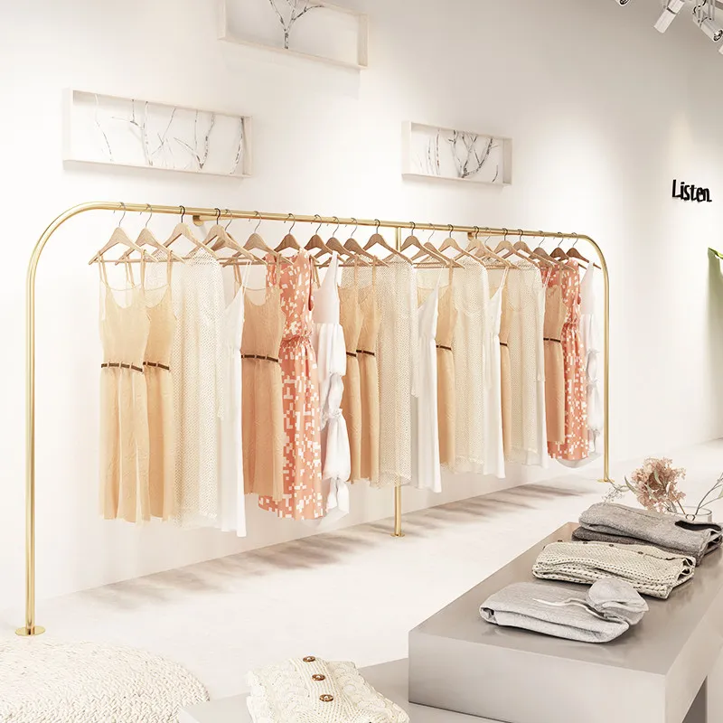 

Стеллаж для одежды, настенная вешалка, подвесная полка для женской одежды, дизайн для магазина одежды, светло-золотистая полка в стиле лёгкой роскоши