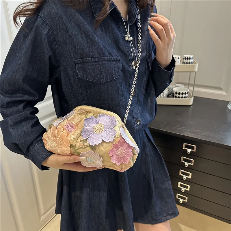 

Embroidered Crossbody Bag 3D Charming Party Bag, Elegant, Temperament, Luxury Casual Tatar Style With Random Print Clutch Bag