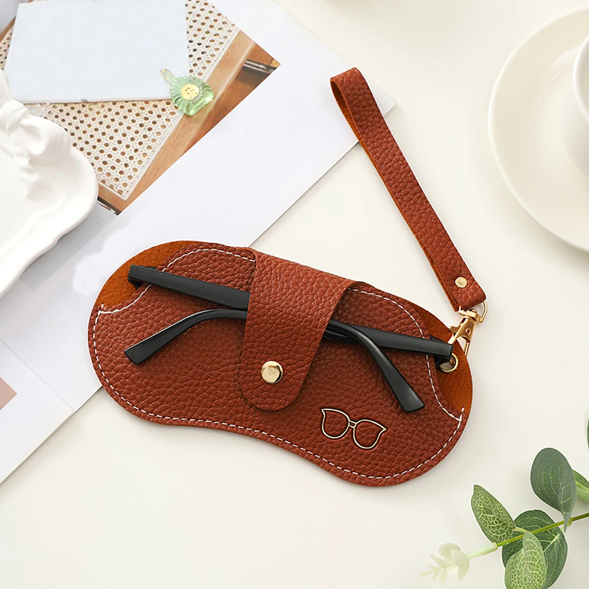 1pc PU Leather Sunglasses Case with Wrist Strap Portable Soft Eyeglass Pouch with Snap Button Closure for Women Men Accessories