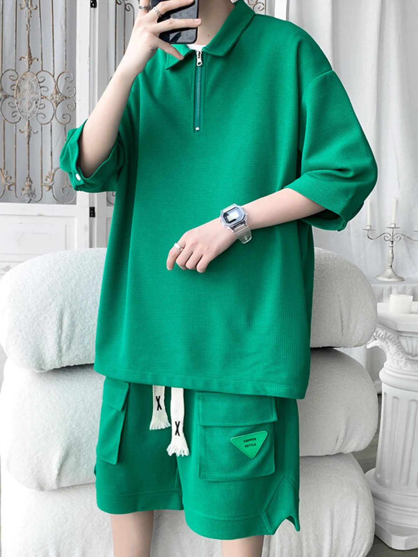 طقم خارجي كاجوال صيفي للرجال مكون من قطعتين، تي شيرت بأكمام قصيرة وياقة عصرية ومجموعة شورت جيب، مع رباط، مناسب