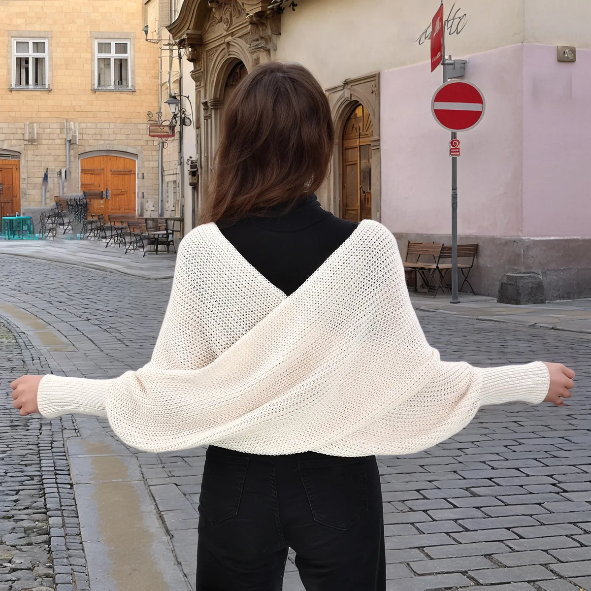 ผ้าคลุมไหล่สีพื้น สไตล์ฤดูใบไม้ร่วงใหม่ แขนเสื้อทรงครอสแบทวิงแบบไม่สมมาตร เสื้อคลุมทับด้วยเสื้อสเวตเตอร์ถักแบบลำลอง แบบสั้นๆ.