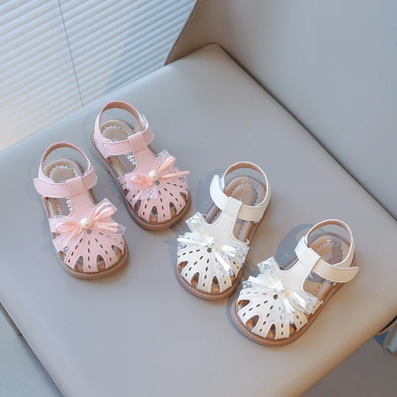 Mädchen Sandalen T-Riemen Baby Kinder Strandschuhe Spitze Fliege mit Perle 2025, Sommer, neue Prinzessinnenschuhe, Anti-Kick, hohl, atmungsaktiv
